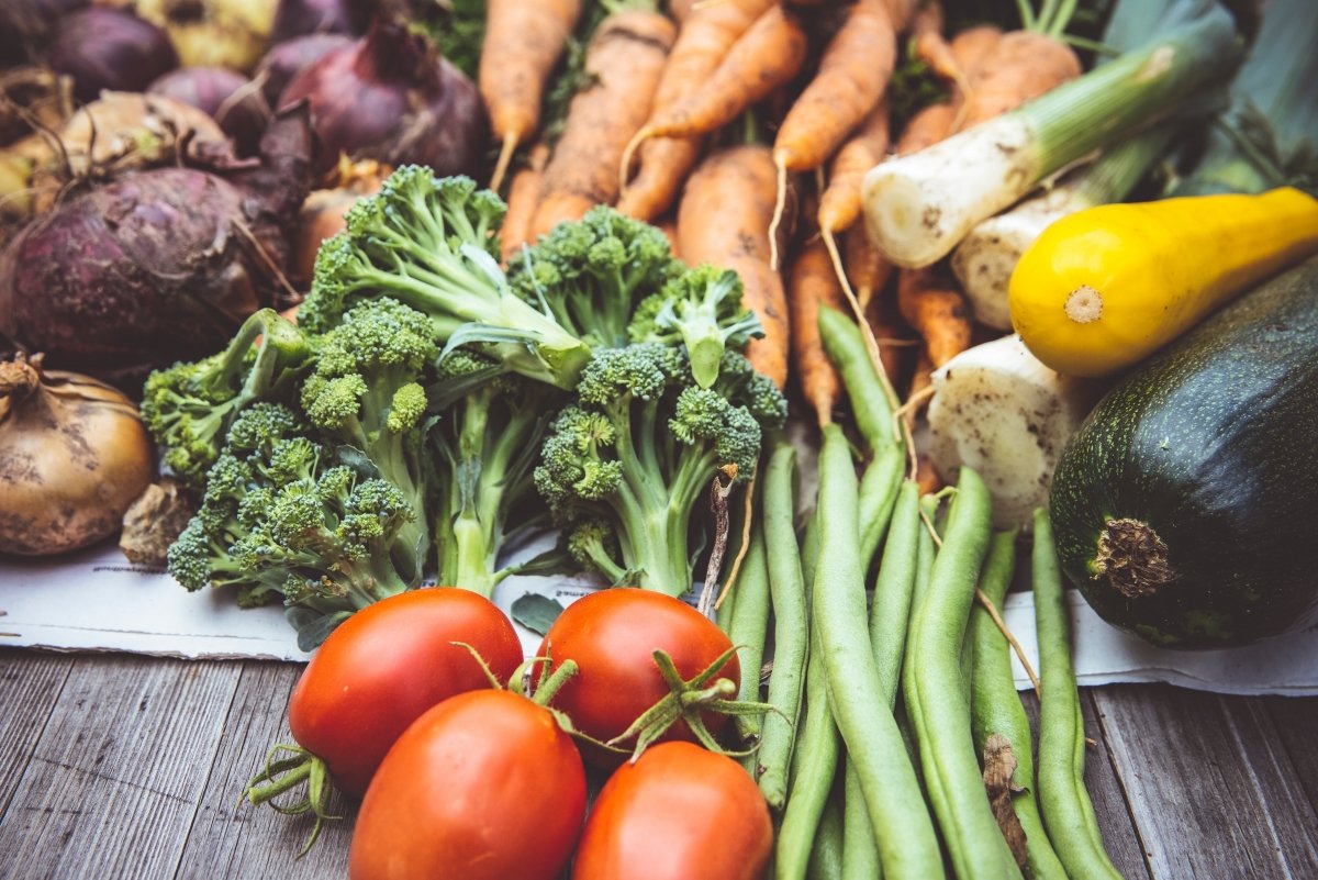 Diferentes verduras y hortalizas sobre una mesa