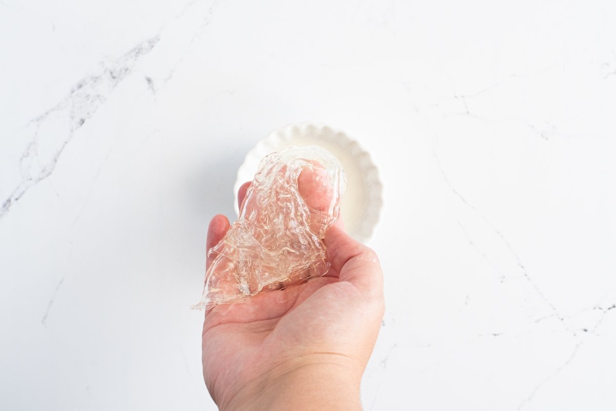 Diluimos la gelatina de la mousse de melocotón