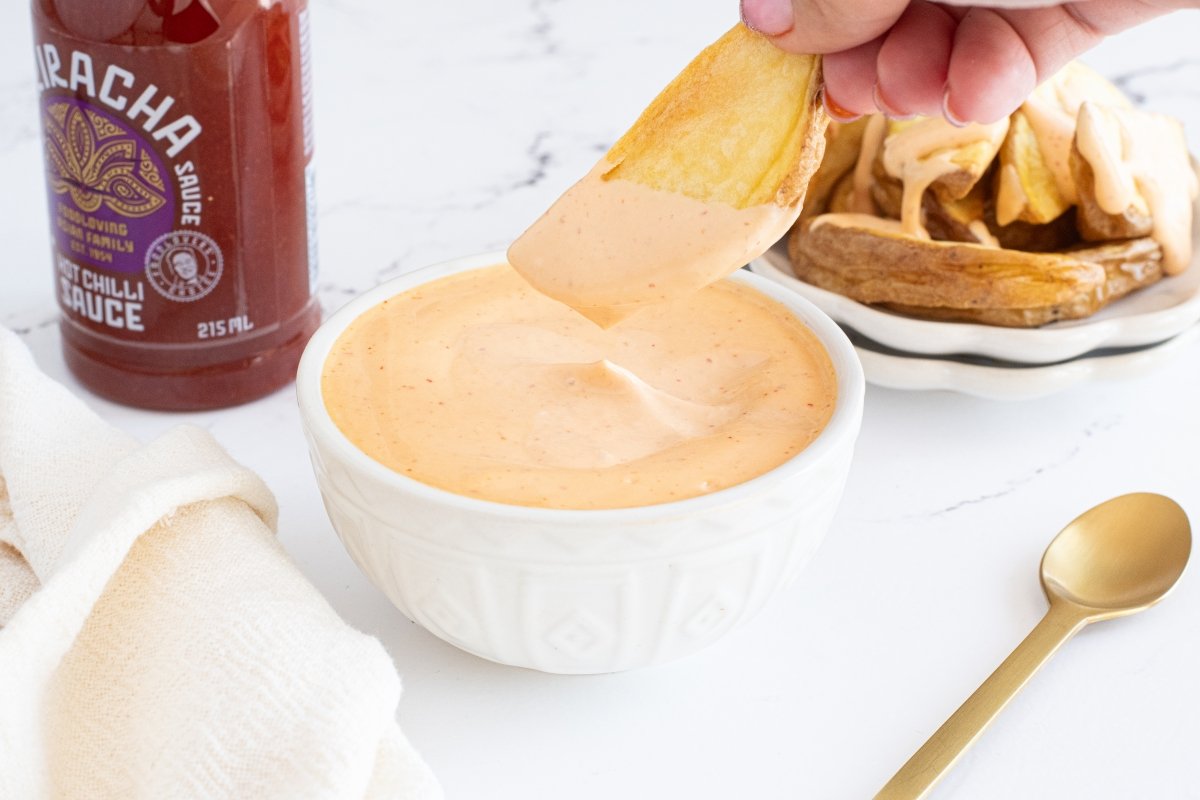 Dipeando en la salsa spicy mayo