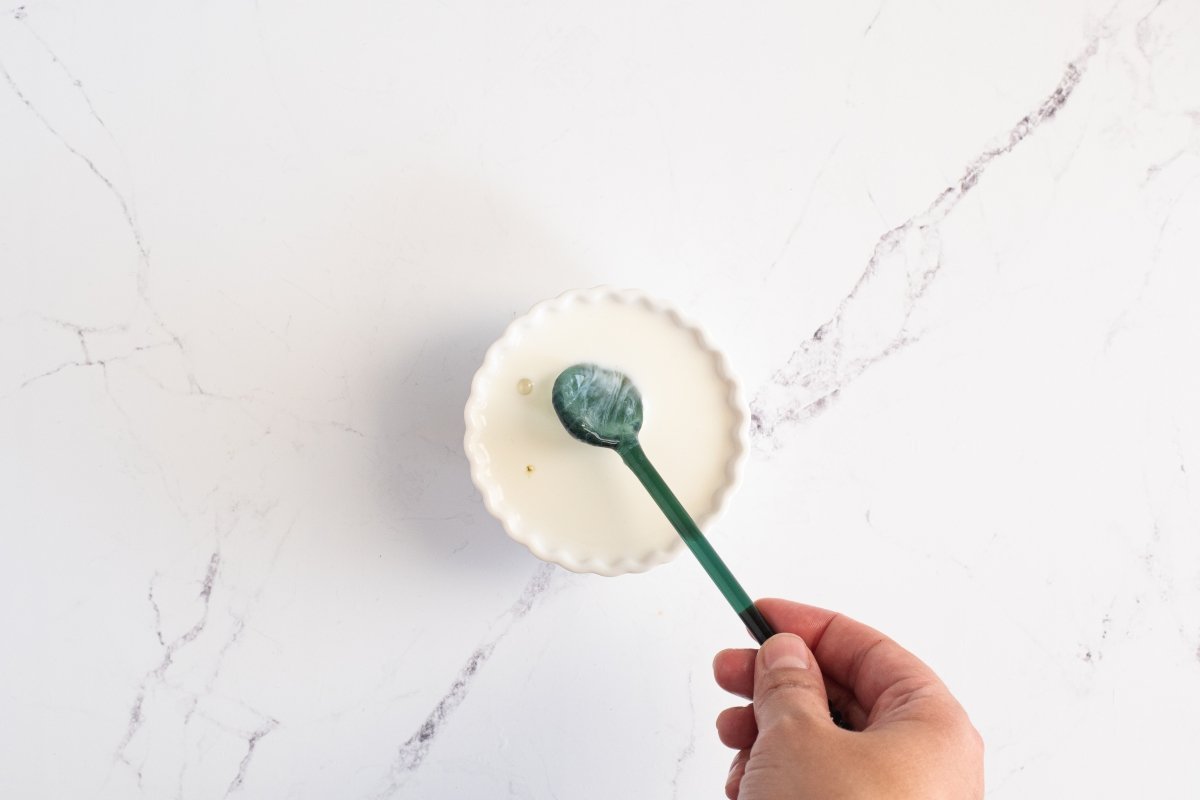 Disolvemos la gelatina de la tarta de nata portuguesa