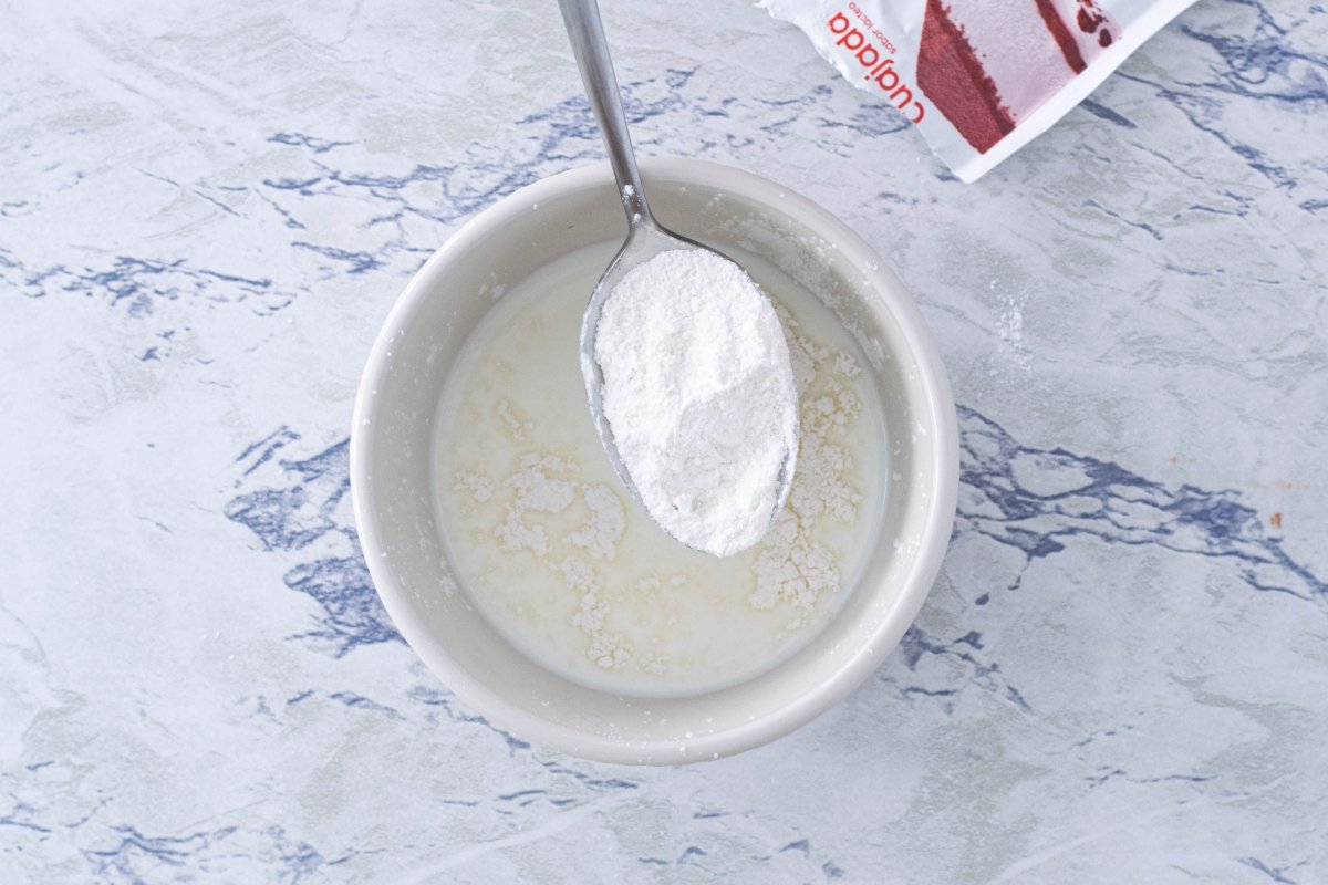 Dissolve curd powder in cold milk