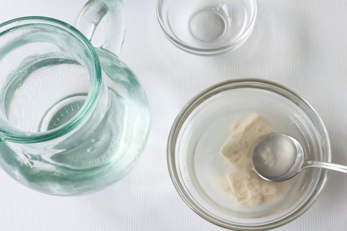 Dissolve the fresh yeast for the grissini dough