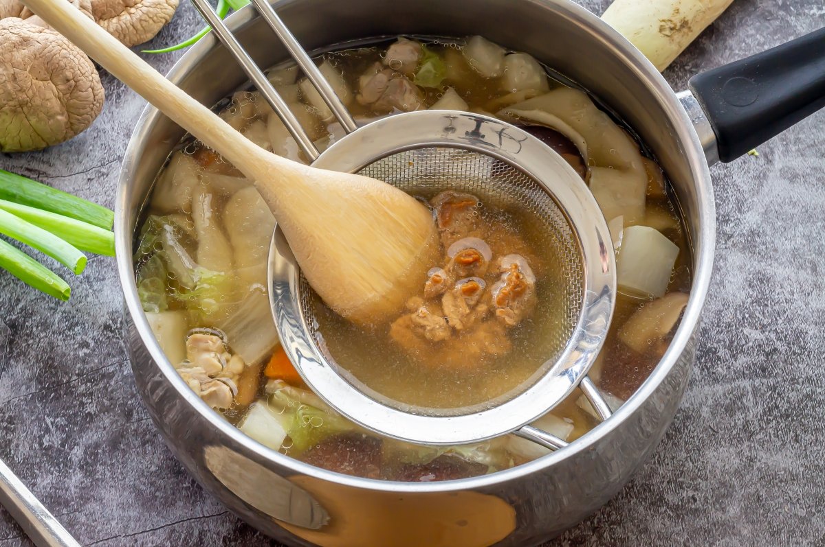 Disolver la pasta de miso en el dangojiru