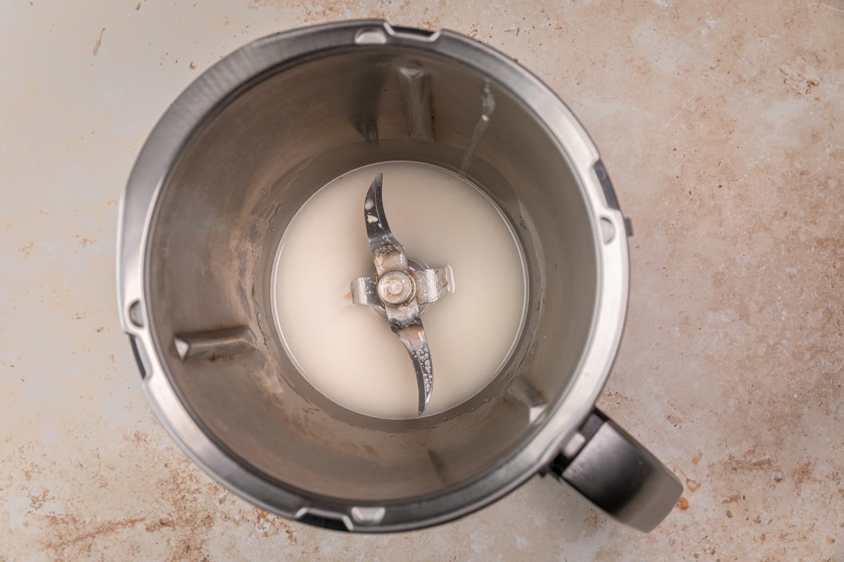 Disolviendo la levadura del pan bao en Thermomix