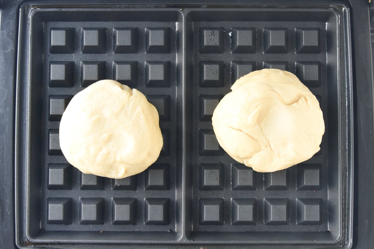 Disponemos 2 gofres en la gofrera caliente