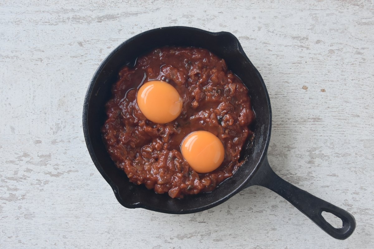 Disponemos dos huevos entre la salsa de tomate