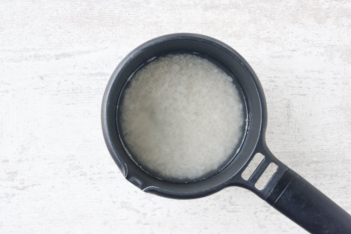 Disponemos el agua y el arroz en un cazo