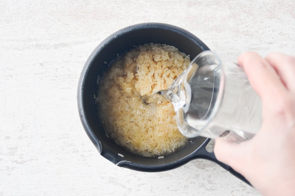 Disponemos el arroz y el agua en un cazo
