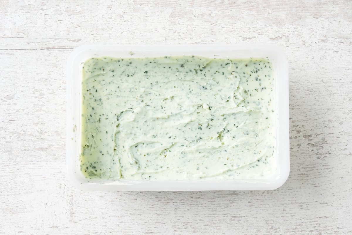 Disponemos el helado de menta en un recipiente