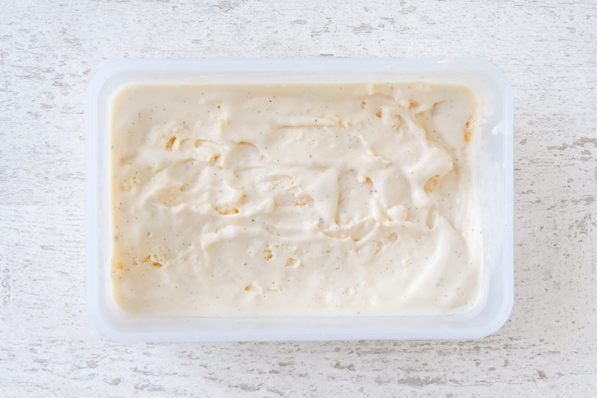 Disponemos el helado de vainilla en un recipiente