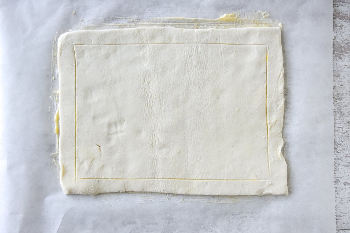 Disponemos el hojaldre sobre el papel de horno enmantequillado