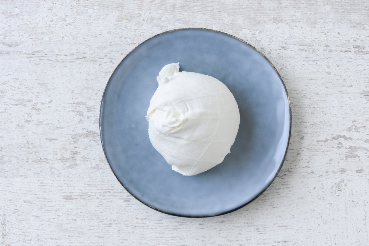Disponemos el labneh en un plato