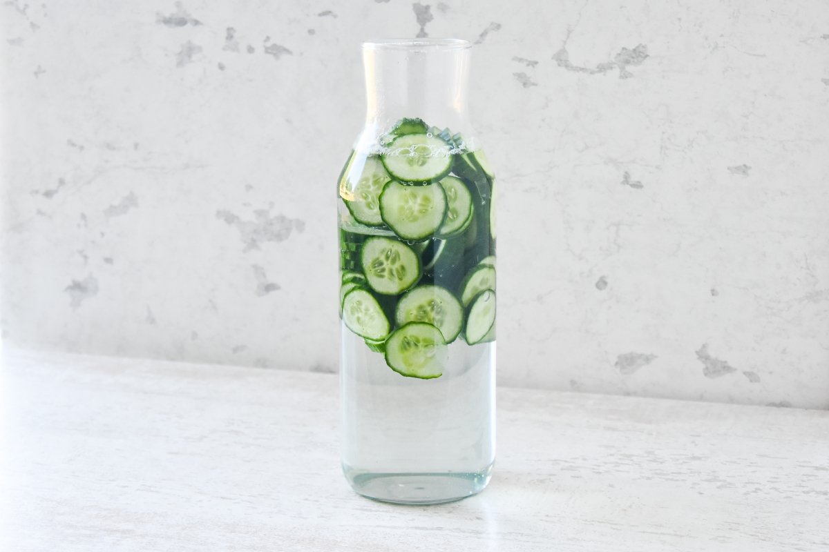 Disponemos el pepino con el agua en una jarra