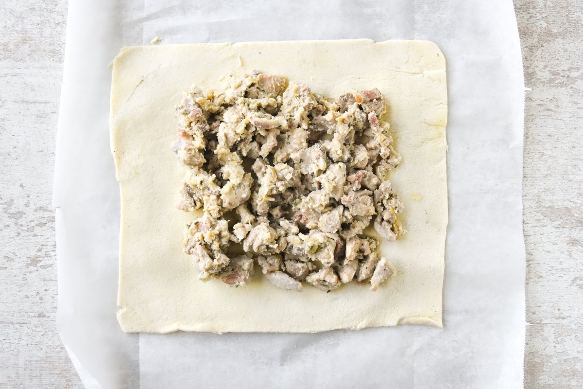 Disponemos el relleno de pollo sobre la masa