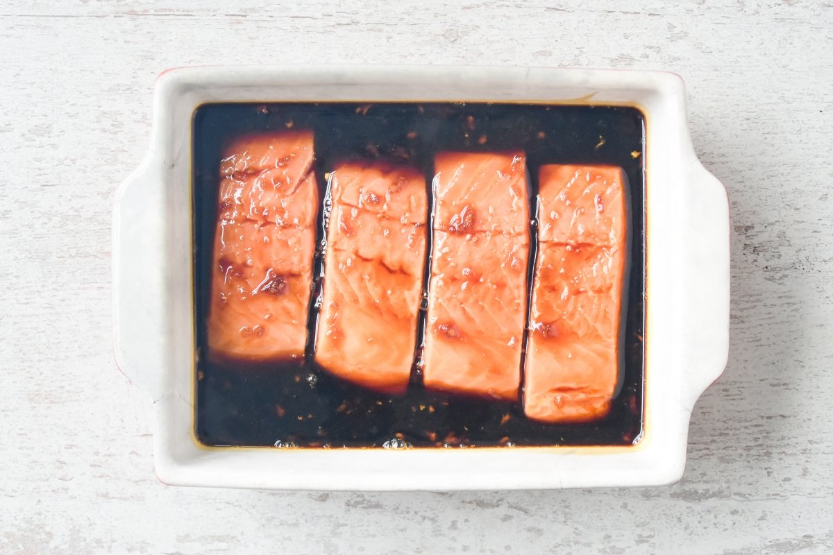 Disponemos el salmón con la salsa teriyaki en una bandeja