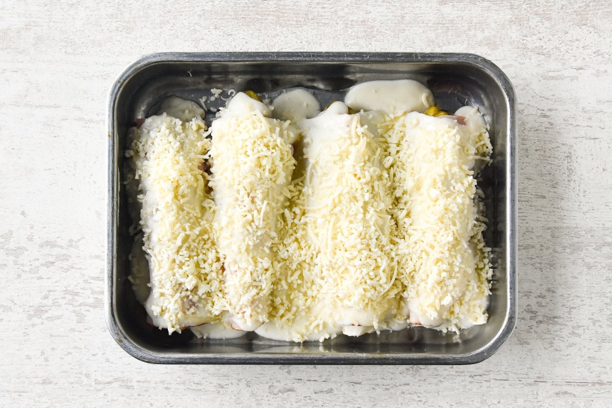 Disponemos en la bandeja y cubrimos con bechamel y queso