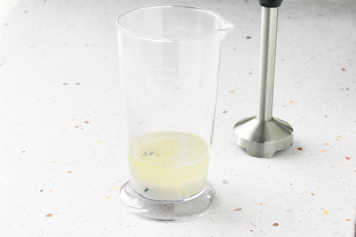 Disponemos en la batidora el ajo negro, la leche y el aceite