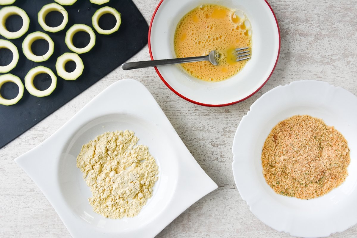 Disponemos la harina, el huevo y el pan rallado aromatizado en tres platos
