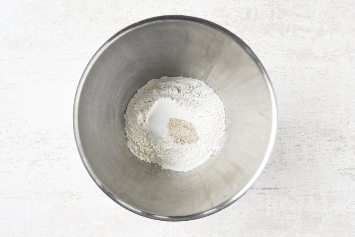 Disponemos la harina, la sal, el azúcar y la levadura en el bol