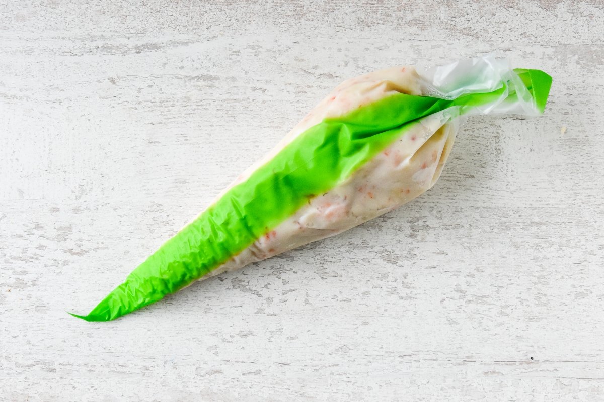 Disponemos la masa de las croquetas de pescado en una manga pastelera