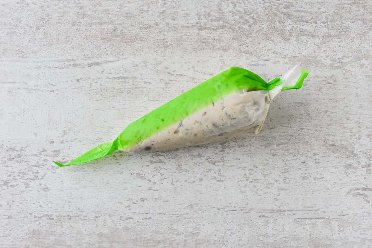 Disponemos la masa de las croquetas de setas en una manga pastelera