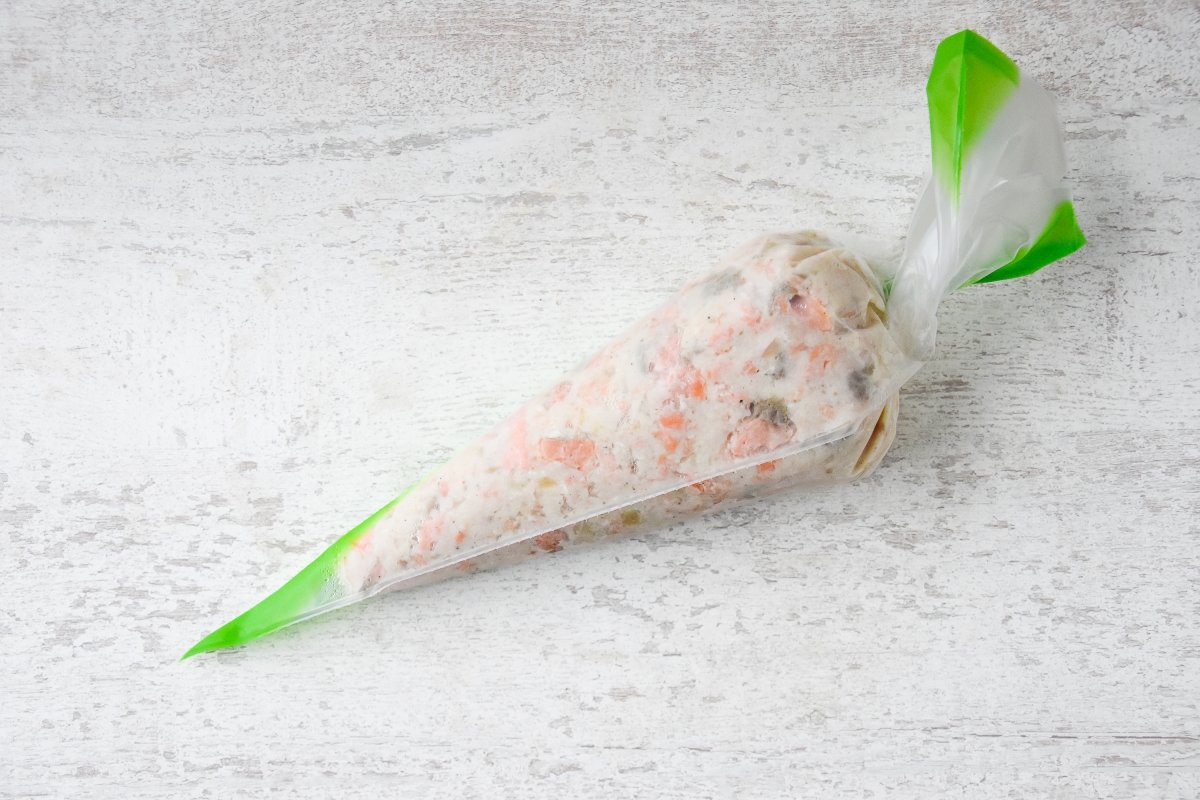Disponemos la mezcla de las croquetas de salmón en una manga pastelera
