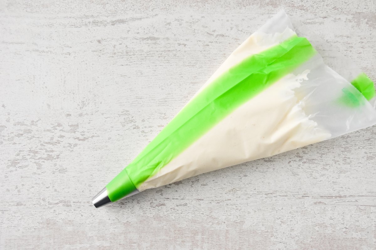 Disponemos la mezcla en la manga pastelera