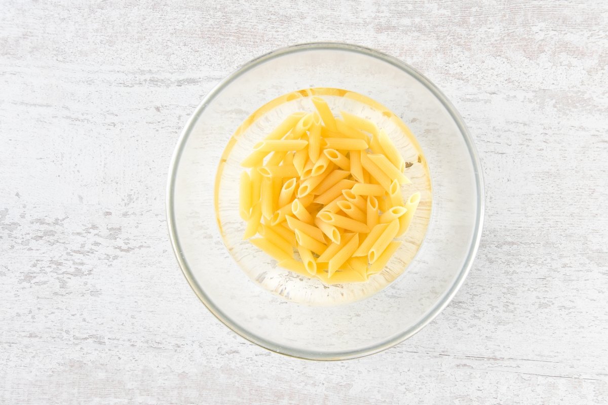 Disponemos la pasta en un cuenco y cubrimos con agua