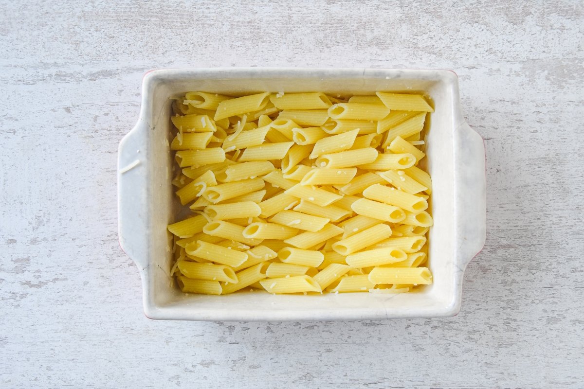 Disponemos la pasta hervida en la bandeja