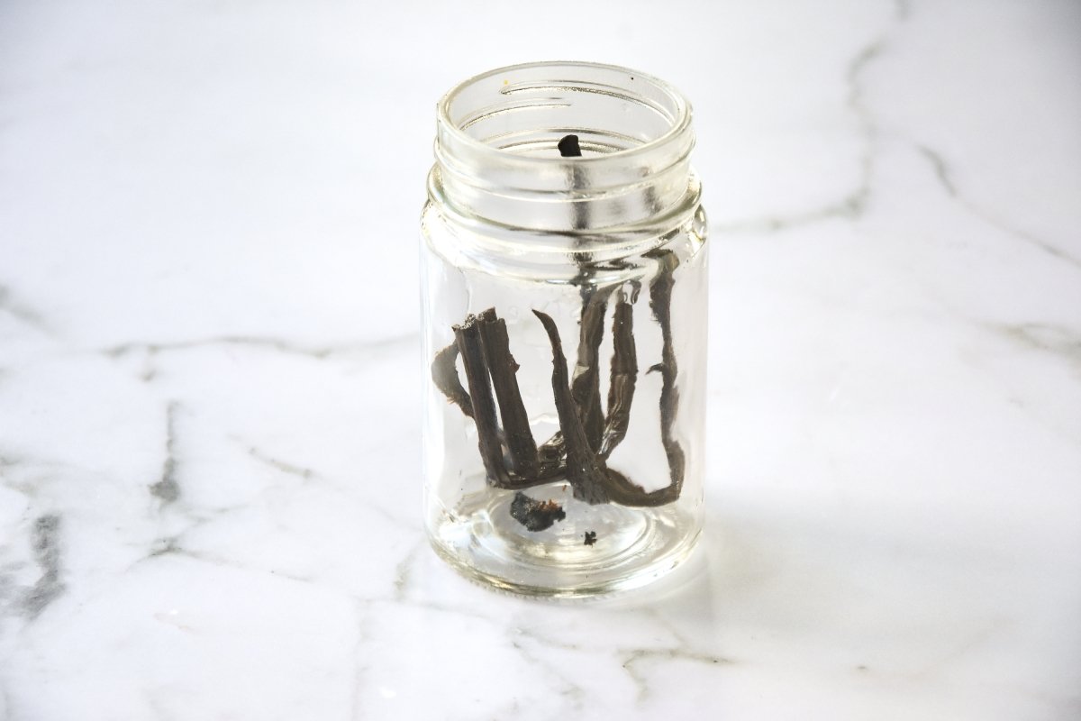 Disponemos la vainilla y las semillas en un pote