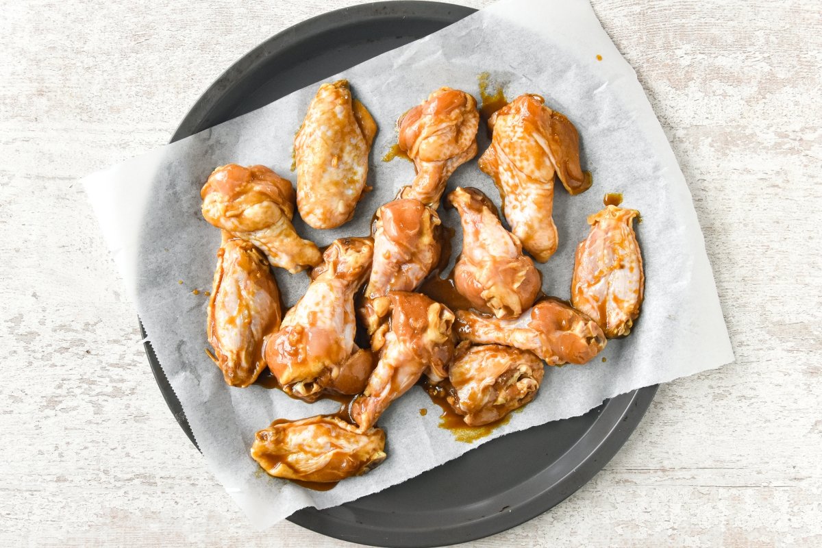 Disponemos las alitas marinadas en una bandeja