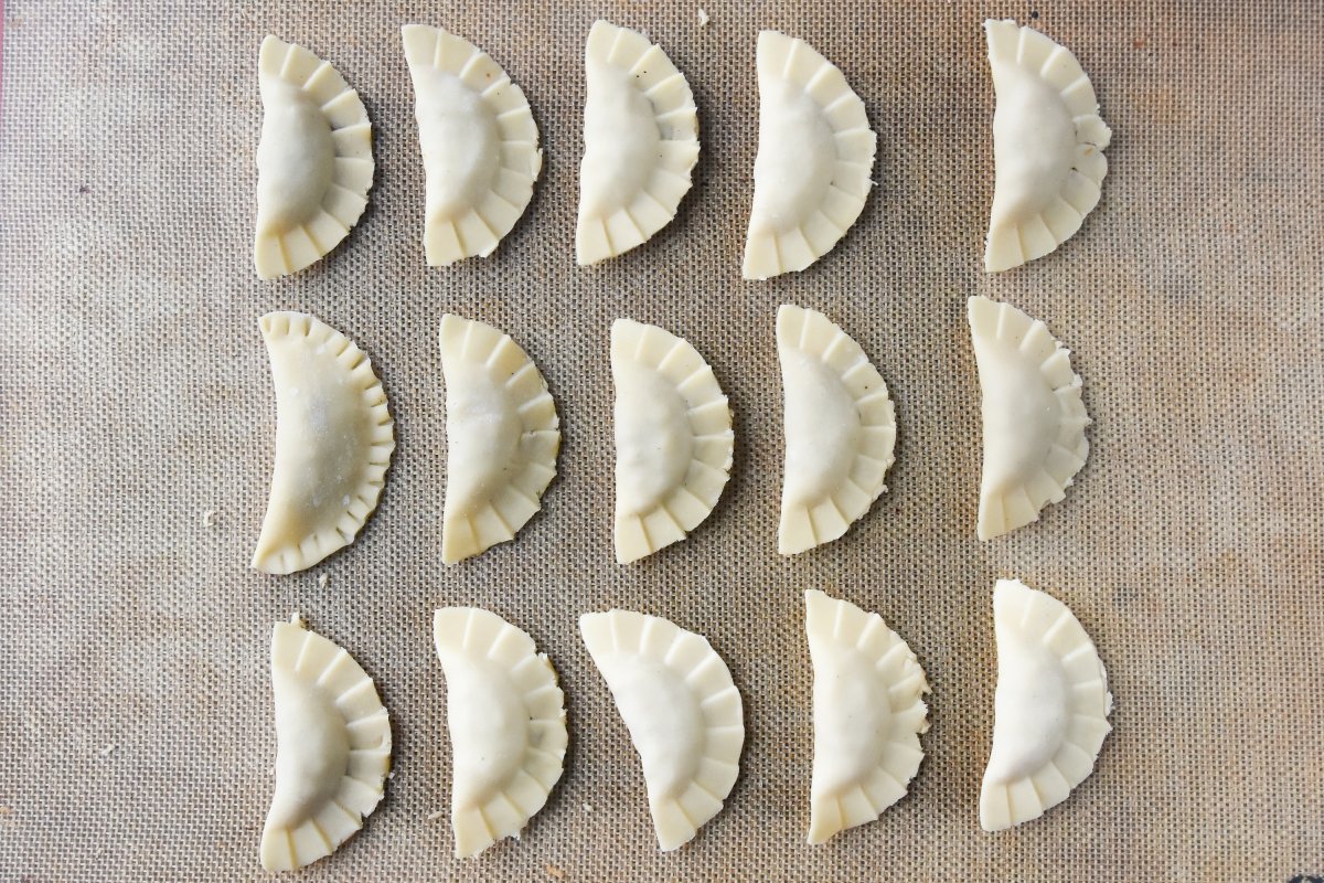 Disponemos las empanadillas en una bandeja