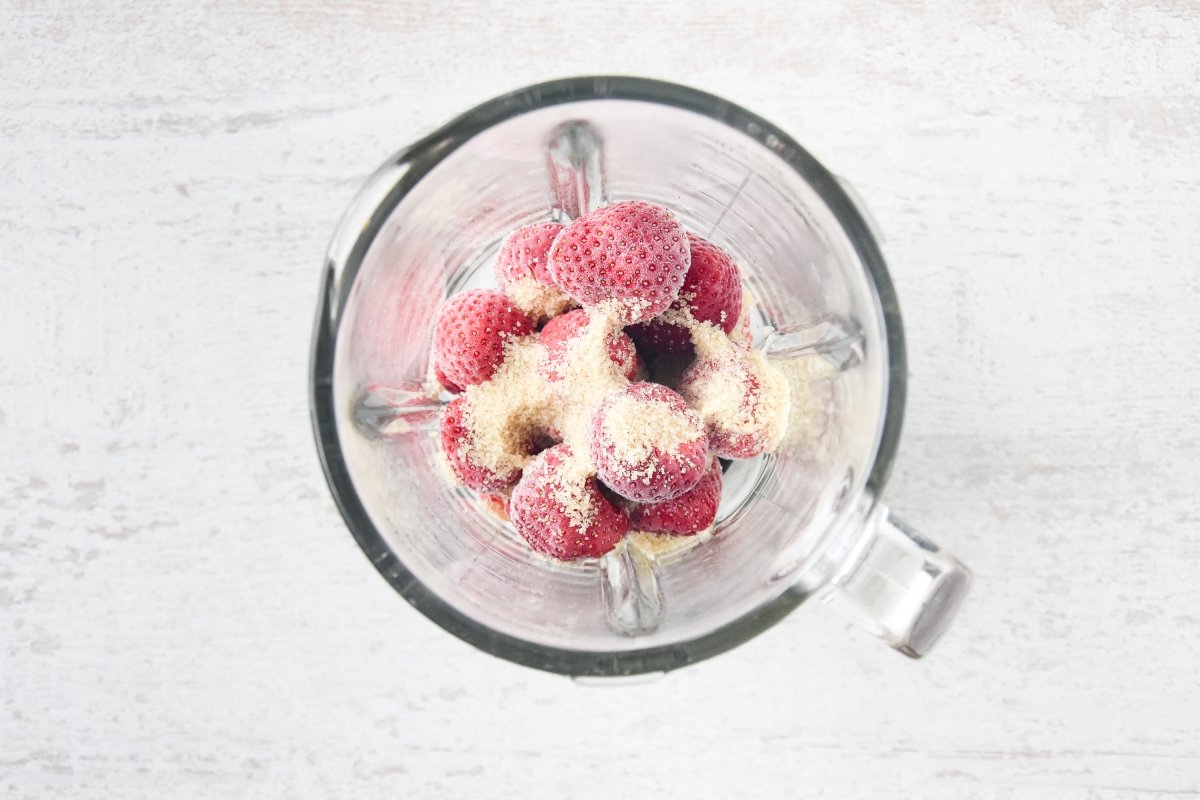 Disponemos las fresas y el azúcar en el vaso triturador
