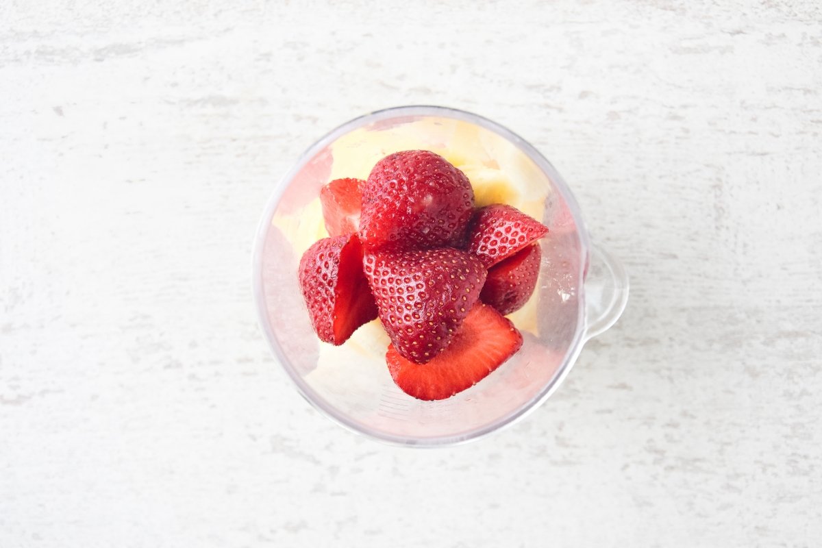 Disponemos las frutas cortadas en el vaso para triturar