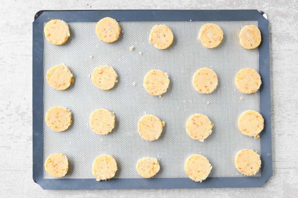 Disponemos las galletas cortadas en una bandeja