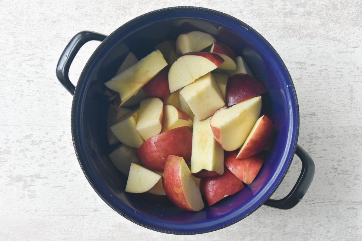 Disponemos las manzanas cortadas en una olla