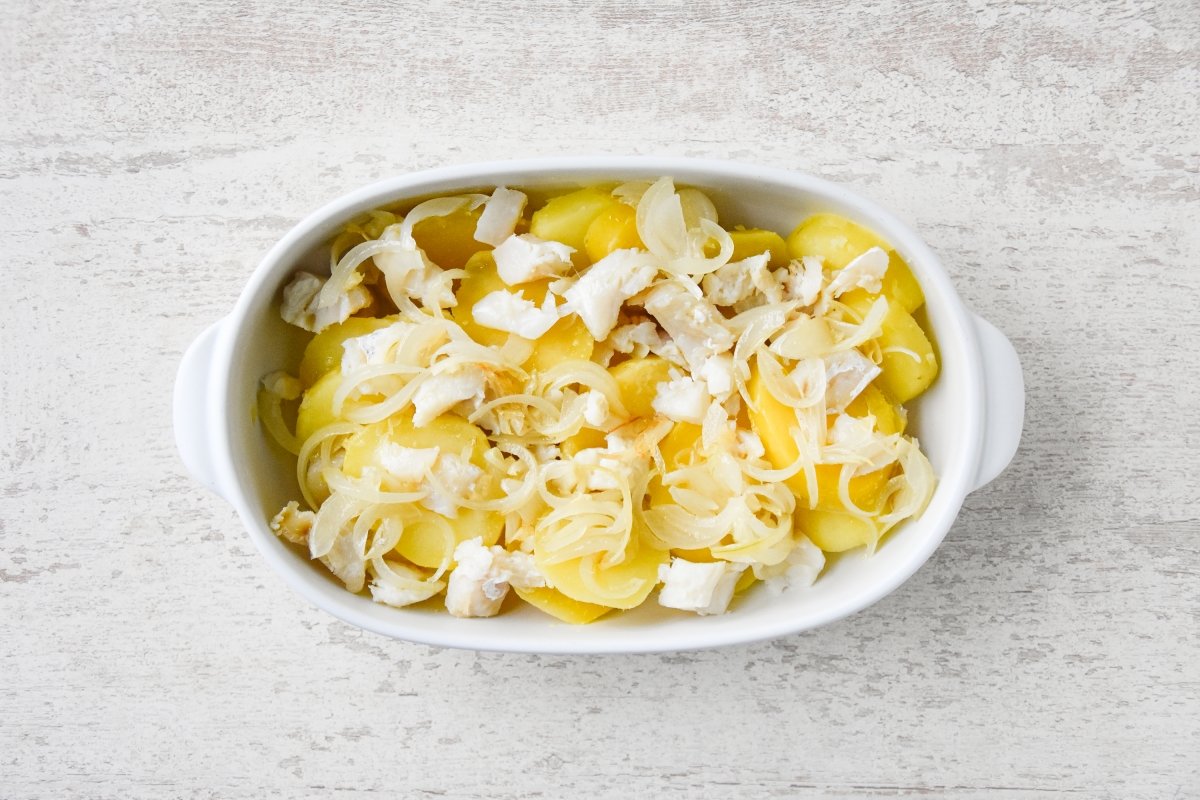 Disponemos las patatas, el bacalao y la cebolla en una bandeja