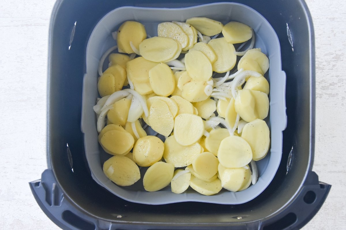 Disponemos las patatas en el cesto de la freidora de aire