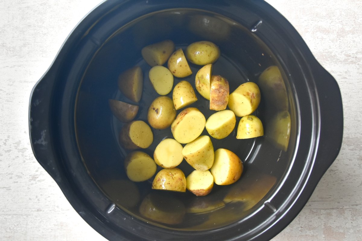 Disponemos las patatas en la olla Crock Pot