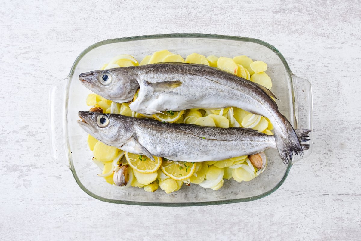 Disponemos las pescadillas sobre las patatas