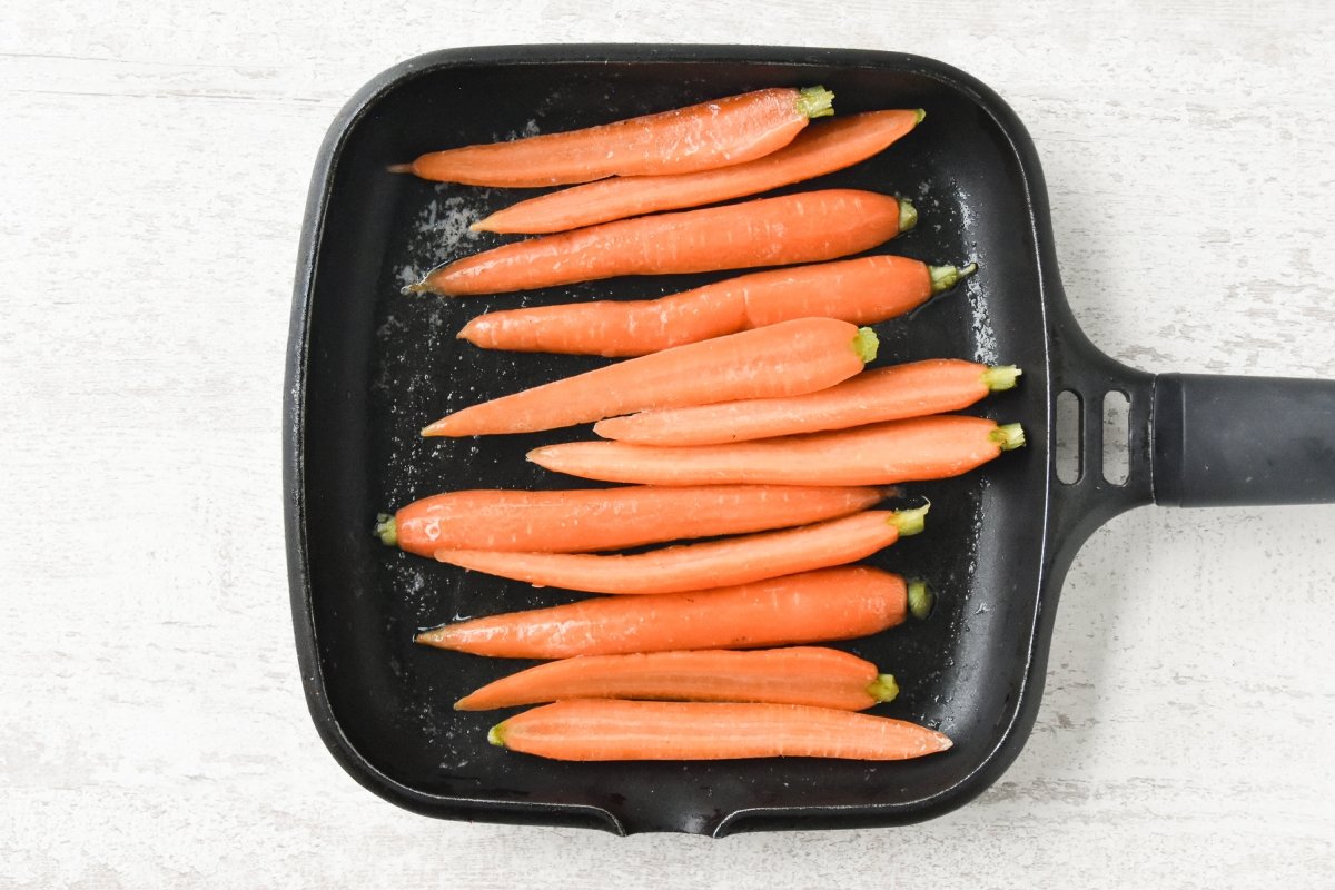 Disponemos las zanahorias con la mantequilla en una sartén