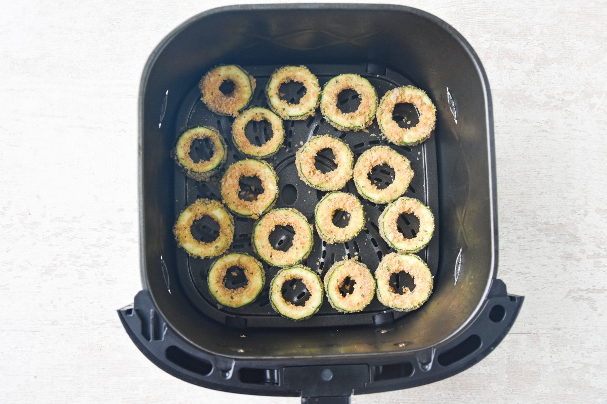 Disponemos los aros de calabacín en la cubeta