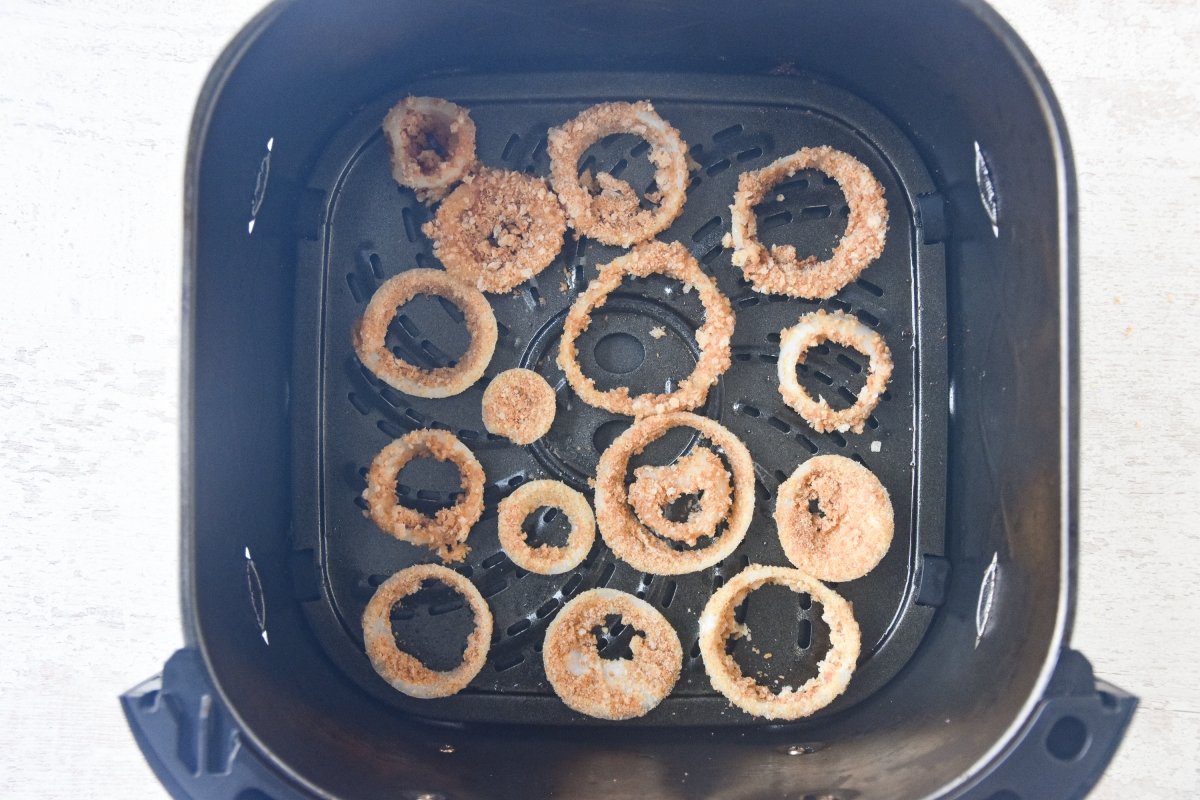 Disponemos los aros de cebolla en la freidora de aire