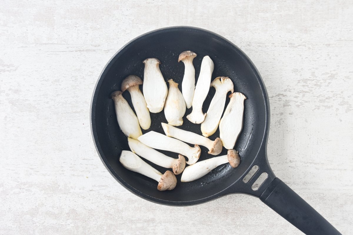 Disponemos los boletus en una sartén