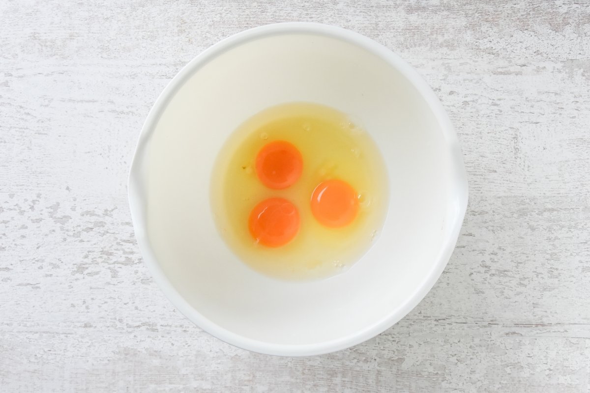 Disponemos los huevos en un bol