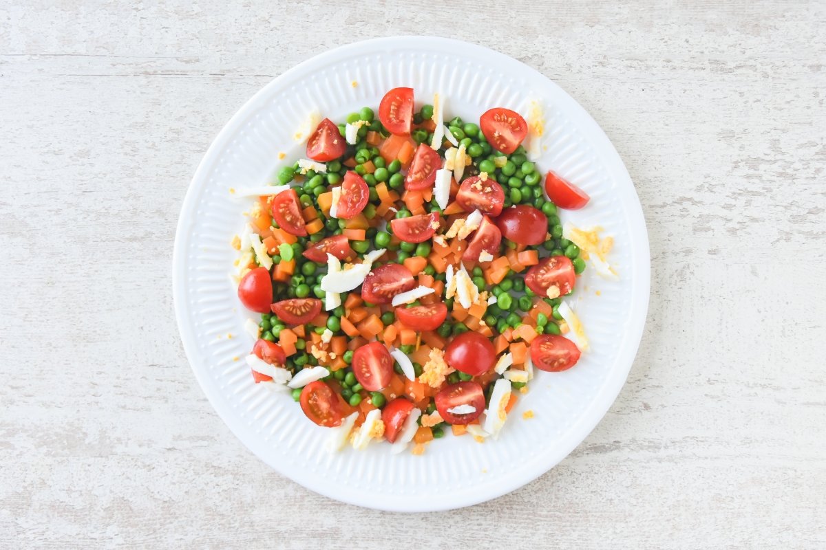 Disponemos los ingredientes de la ensalada de guisantes en un plato
