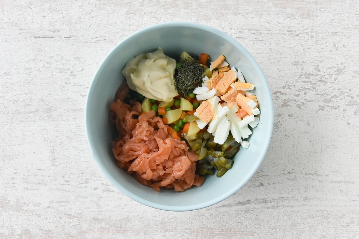 Disponemos los ingredientes de la ensaladilla de salmón en un cuenco