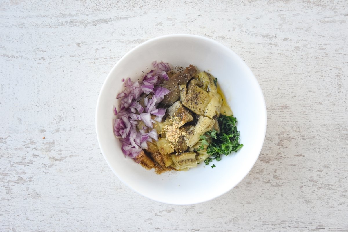 Disponemos los ingredientes de la melitzanosalata en un cuenco