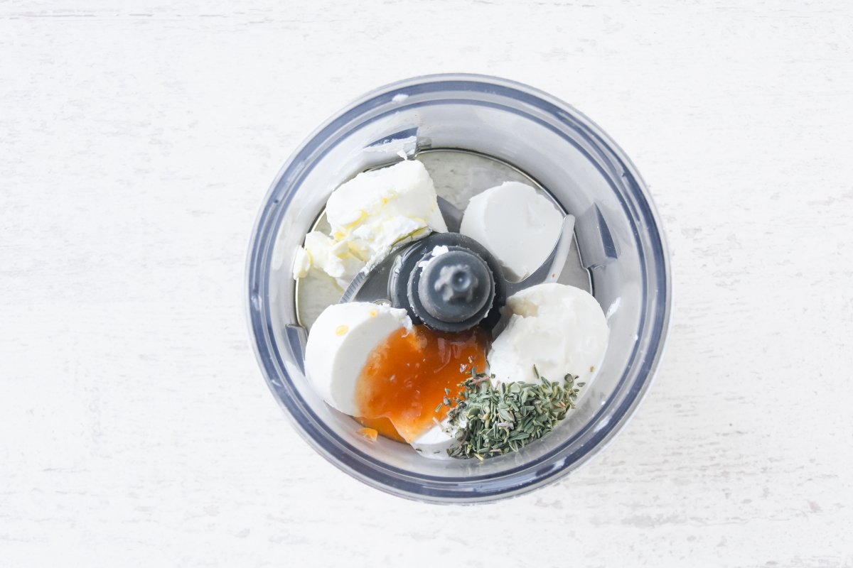Disponemos los ingredientes de la mousse salada de queso en el vaso triturador