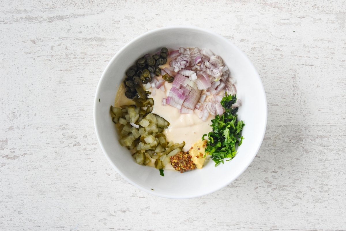 Disponemos los ingredientes de la remoulade en un cuenco
